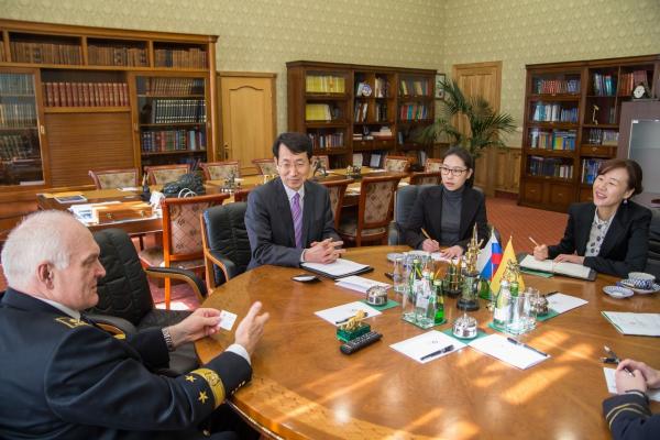 Рабочая встреча ректора Владимира Литвиненко с Генеральным консулом Республики Корея Ли Джин Хёном