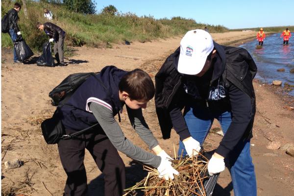 Студенты Горного университета приняли участие в экологической акции по очистке прибрежной территории Малой Невы от промышленного и бытового мусора