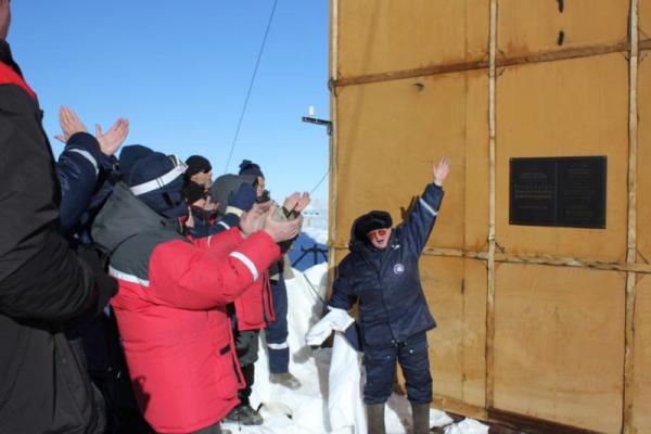 В Антарктиде открыта памятная доска о присвоении буровому комплексу станции «Восток» имени профессора Горного университета Бориса Кудряшова 